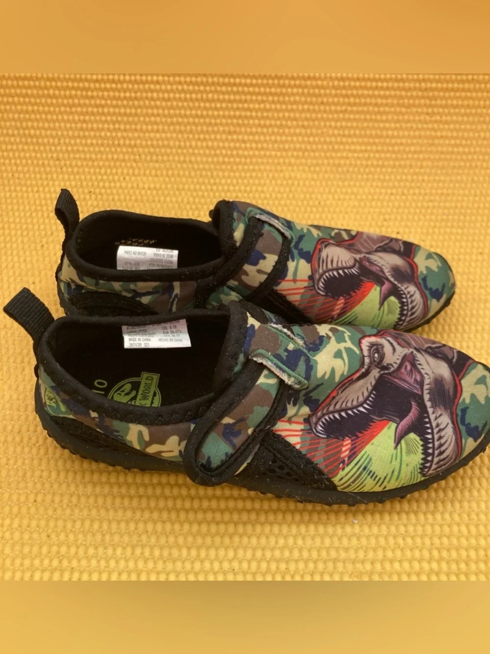 Jurassic Park sneakers water pool beach shoes boys size 9-10 measures 8